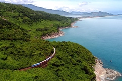 Đường sắt mở bán vé đoàn tàu du lịch kết nối giữa Huế-Đà Nẵng