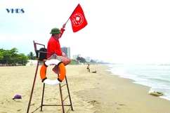 Những người giữ bình yên cho du khách khi về với biển