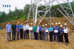 Lãnh đạo huyện Như Thanh thăm, tặng quà lực lượng thi công dự án đường dây 500kV mạch 3