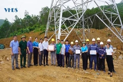 Lãnh đạo huyện Như Thanh thăm, tặng quà lực lượng thi công dự án đường dây 500kV mạch 3