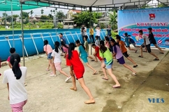 Đoàn Thanh niên mở lớp dạy bơi cho trẻ trong dịp hè