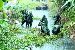 Lực lượng vũ trang huyện Triệu Sơn phát quang, khơi thông dòng chảy đảm bảo tiêu úng cho lúa mùa