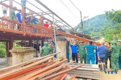 Cán bộ, chiến sĩ Đồn Biên phòng Cửa khẩu Tén Tằn giúp dân trong mưa lũ