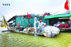 Nhọc nhằn nghề chài lưới trên dòng Mã giang