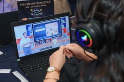 Quỹ học bổng hơn 10 tỷ đồng hỗ trợ học sinh khó khăn học tiếng Anh trực tuyến