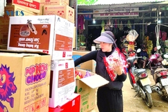 Ðưa hàng tết lên vùng cao