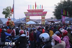 “Biển người” chen chân tại chợ Viềng ’mua may, bán rủi' đầu năm