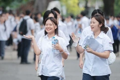 Các trường đại học tung học bổng khủng thu hút sinh viên mùa tuyển sinh năm 2025