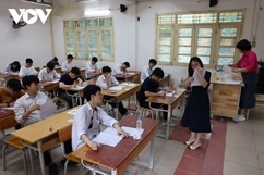Phụ huynh vui mừng khi con được miễn học phí từ năm học tới
