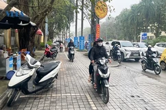 Bất chấp mức phạt tăng cao, nhiều người vẫn đi xe máy trên vỉa hè
