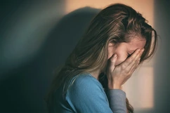 Đừng mạnh mẽ quá lâu, kẻo quên cách yếu mềm