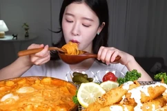 Trào lưu “mukbang” dưới góc nhìn khoa học: Có lợi hay gây hại cho sức khỏe?