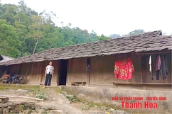 Độc đáo nhà gỗ của người Mông ở Ché Lầu