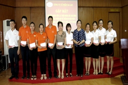 Dạ Lan trao quà cho thân nhân các gia đình chính sách