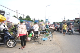 Chính quyền liệu có làm ngơ cho chợ cóc hoạt động trên QL1A?