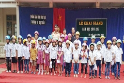 Trao tặng mũ bảo hiểm cho học sinh