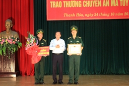 Trao thưởng cho Ban chuyên án 217 L, Bộ đội biên phòng tỉnh