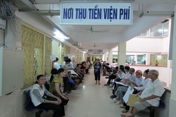 Lộ trình tăng giá viện phí: Gánh nặng cho những người chưa tham gia BHYT