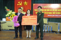 Trao tặng xe ô tô cho Trung tâm Chăm sóc sức khỏe người có công