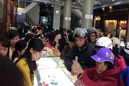 Người dân đổ xô mua vàng đón ngày “Thần Tài”