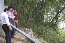 Khẩn trương làm rõ nguyên nhân cá chết hàng loạt trên sông Âm