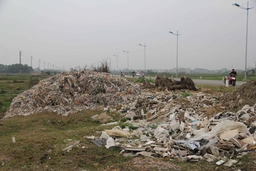 Tái diễn tình trạng đổ trộm rác thải trên đại lộ Nam Sông Mã