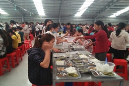 Thực phẩm bẩn vây quanh bếp ăn công nhân (Kỳ 1): Thực phẩm bẩn vào bếp ăn tập thể công nhân?