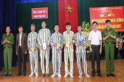 Thư viện tỉnh Thanh Hóa trao sách luân chuyển tại Trại giam số 5