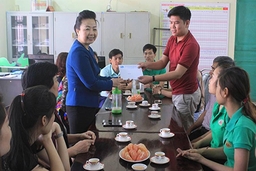 Hiệp hội Doanh nhân nữ thăm và động viên siêu thị miền Tây huyện Ngọc Lặc sau hỏa hoạn