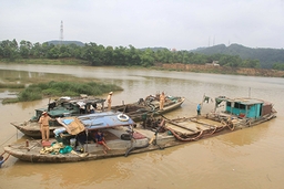 Bắt quả tang hai tàu khai thác cát trái phép tại sông Lạch Trường 