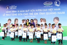 Quỹ sữa Vươn cao Việt Nam trao tặng 46.500 ly sữa cho trẻ em tỉnh Quảng Ngãi