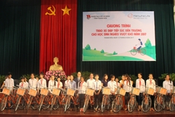 Công ty Hanwha life Việt Nam trao tặng xe đạp cho trẻ em nghèo Thanh Hóa