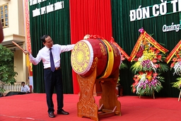 Bí thư Tỉnh ủy Trịnh Văn Chiến dự lễ khai giảng ở Trường THPT Quảng Xương I