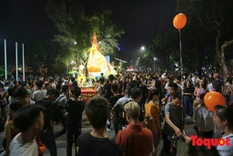 Hà Nội: Độc đáo lễ cưới của người Dao đỏ tổ chức giữa phố đi bộ Hồ Hoàn Kiếm
