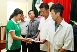 Vinamilk chia sẻ khó khăn với người dân bị ảnh hưởng do lũ tại Hà Nội