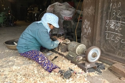 Làng nghề hối hả vào Tết