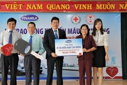 Vinamilk tặng xe hiến máu 1 tỉ đồng cho trung tâm hiến máu nhân đạo TP Hồ Chí Minh