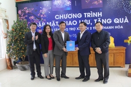 Bí thư Thường trực Trung ương Đoàn TNCS Hồ Chí Minh tặng quà cho đối tượng chính sách