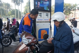 Xăng RON 95 giảm giá 400 đồng/lít