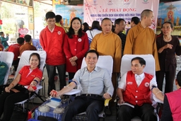 Phó Bí thư Thường trực Tỉnh ủy Đỗ Trọng Hưng hiến máu tình nguyện