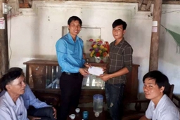 Động viên học sinh nghèo tham dự Kỳ thi THPT Quốc gia