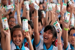 Vinamilk trao 76.500 ly sữa cho trẻ em Vĩnh Long