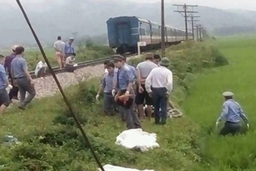 Hai vợ chồng tử vong khi băng qua đường sắt