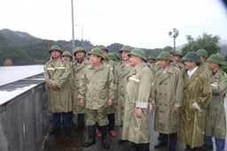 Phó Thủ tướng Trịnh Đình Dũng kiểm tra công tác phòng, chống bão số 4 tại Thanh Hóa
