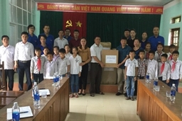 Sở VH,TT&DL trao quà các xã đỡ đầu ở huyện miền núi Quan Hóa