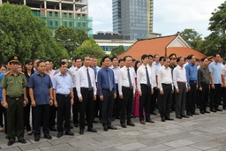 Các đồng chí lãnh đạo tỉnh dâng hương tưởng niệm Chủ tịch Hồ Chí Minh nhân ngày Quốc khánh