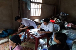 Mưa lũ cô lập, bác sỹ ở Mường Lát tìm đường đến tận nhà dân chữa bệnh