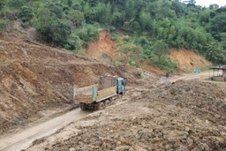 Quốc lộ 15C thông tuyến một phần, người dân Nhi Sơn nhận hàng cứu trợ