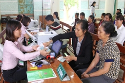Ngành ngân hàng hướng hoạt động tài chính vi mô hỗ trợ phụ nữ nghèo sản xuất, kinh doanh