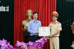 Tỉnh Đoàn trao tặng Bằng khen cho Đại úy Lê Đăng Giang vì có hành động đẹp cứu người bị nạn